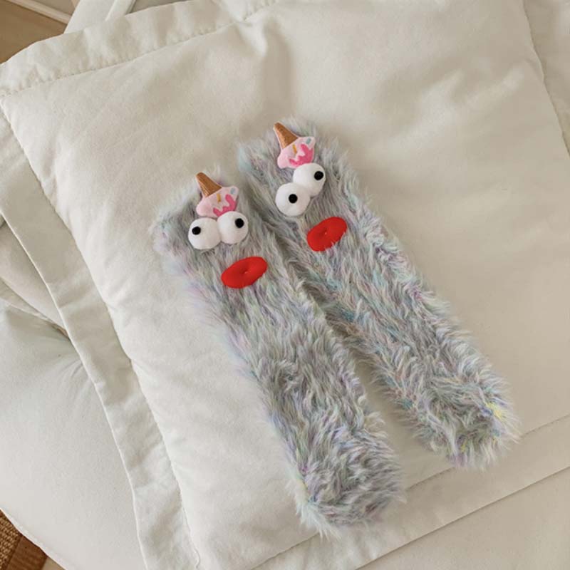 Varma mysiga fluffiga tecknade monsterstrumpor