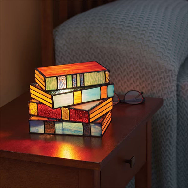 Lampa med staplade böcker i målat glas