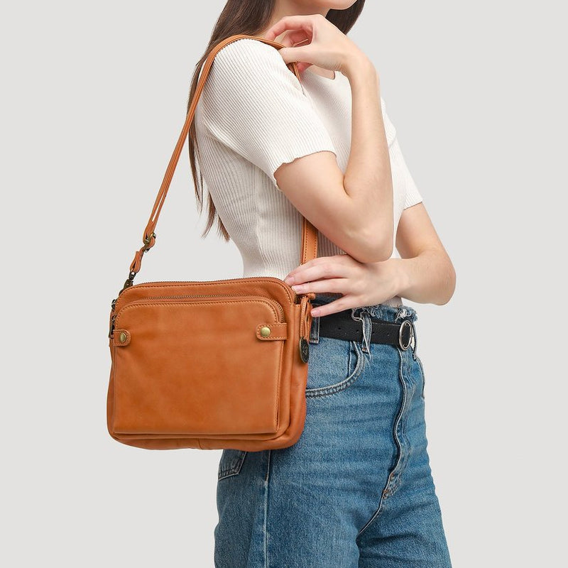Crossbody axel och clutchväska i läder i tre lager