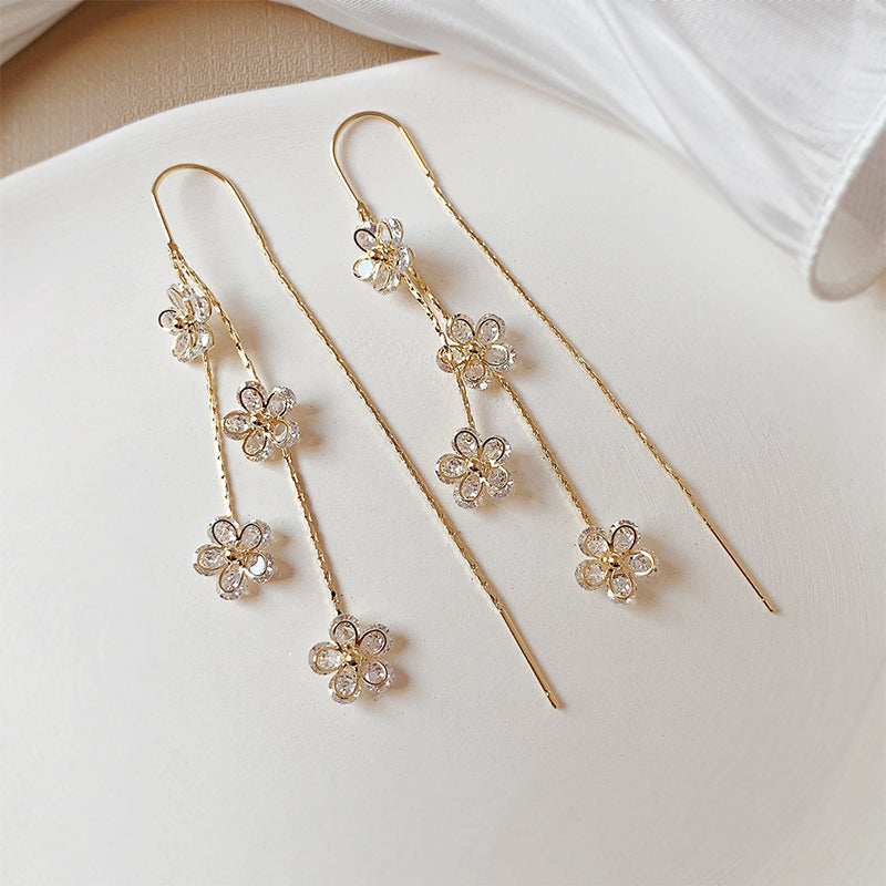 Örhängen med zirkon plommonblomma