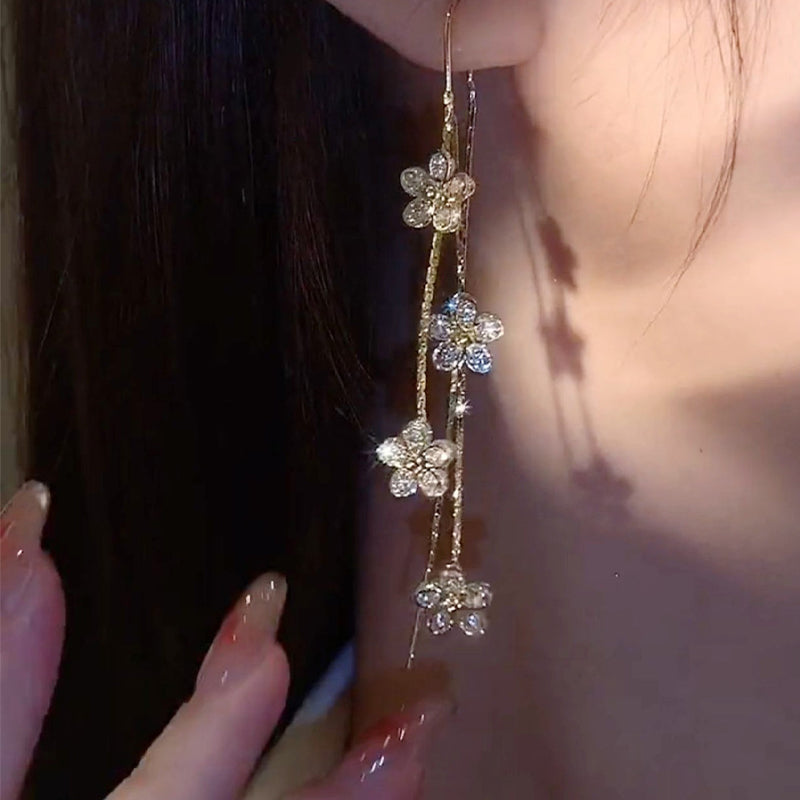 Örhängen med zirkon plommonblomma