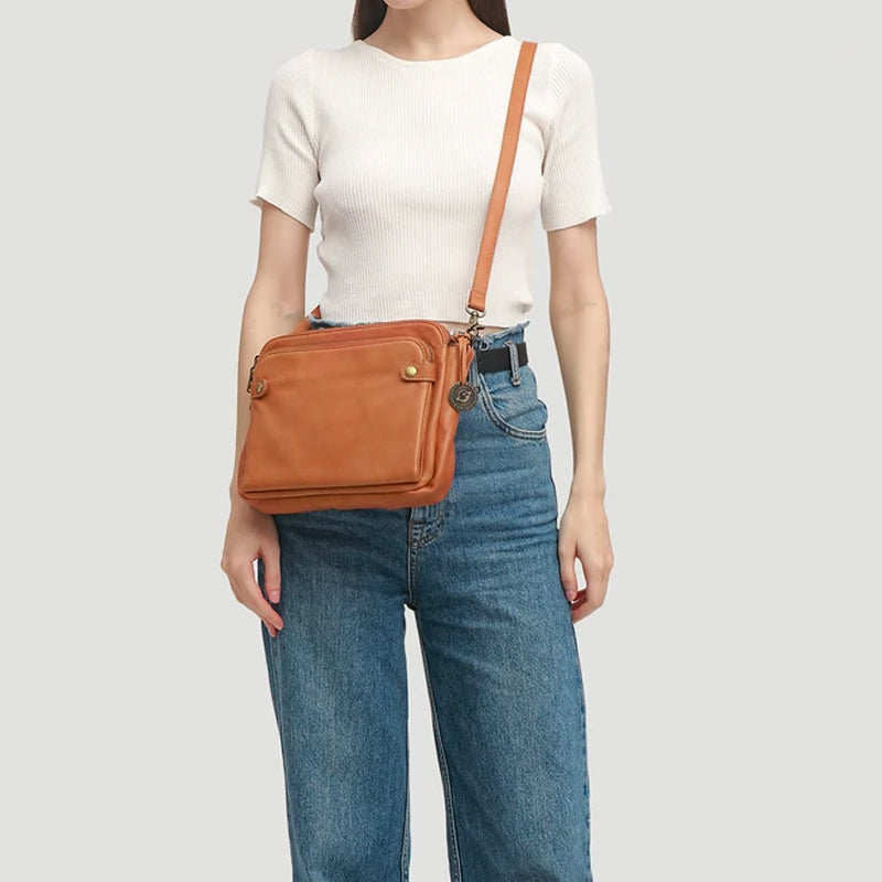 Crossbody axel och clutchväska i läder i tre lager