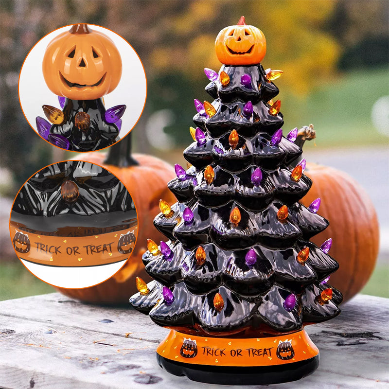 Julgran med halloween-ljus i olika färger
