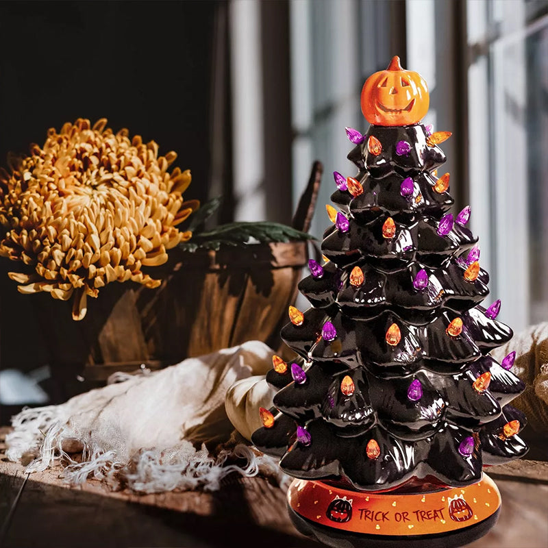 Julgran med halloween-ljus i olika färger