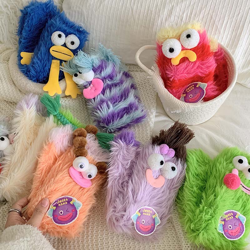 Varma mysiga fluffiga tecknade monsterstrumpor