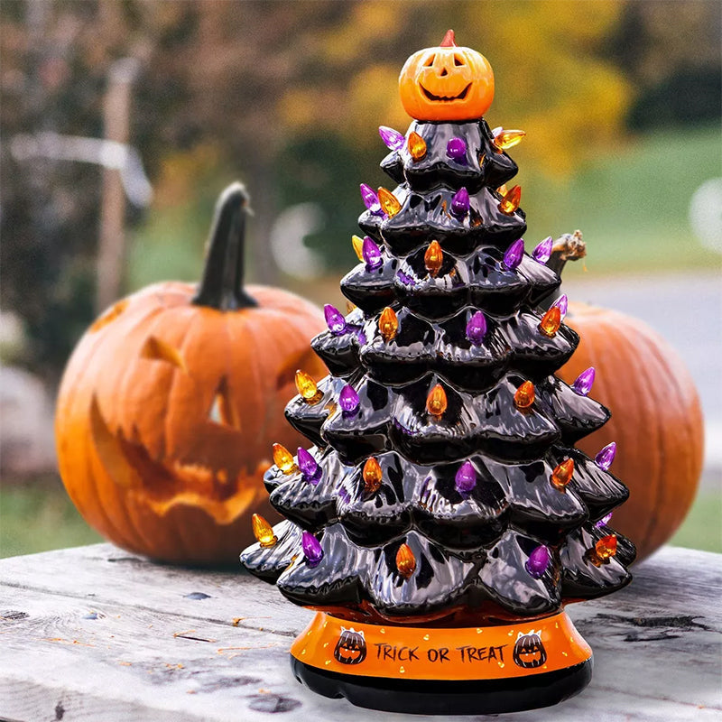 Julgran med halloween-ljus i olika färger