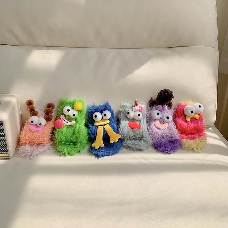 Varma mysiga fluffiga tecknade monsterstrumpor