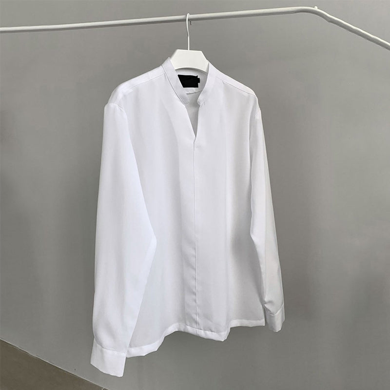 V-ringad enfärgad långärmad skjorta