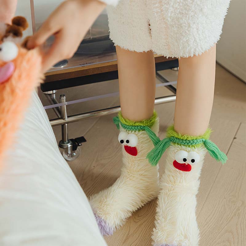 Varma mysiga fluffiga tecknade monsterstrumpor
