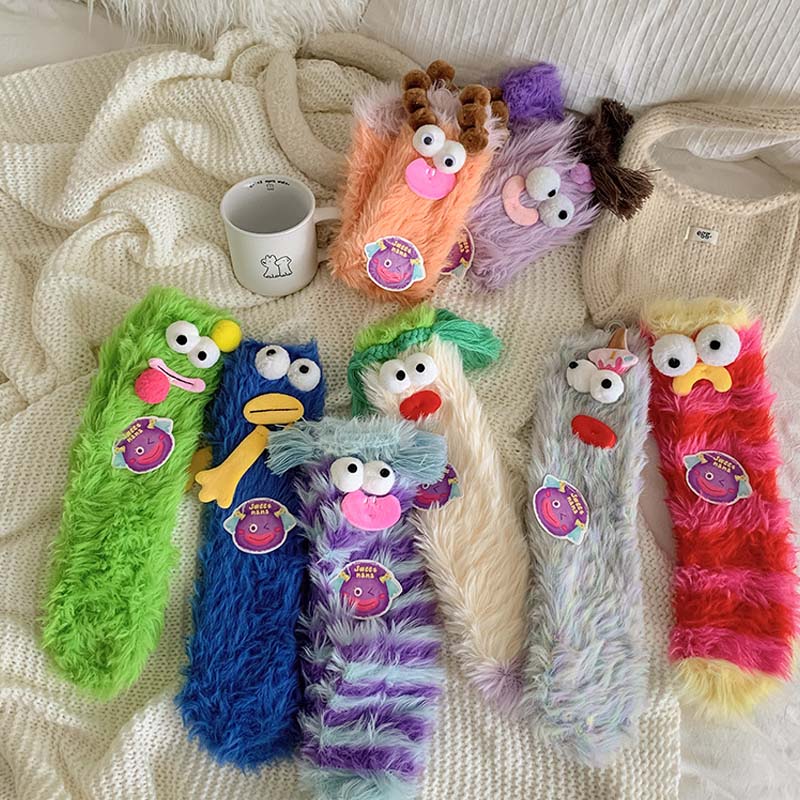 Varma mysiga fluffiga tecknade monsterstrumpor